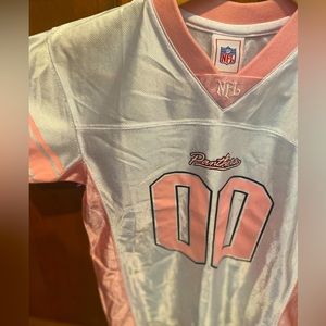 Girl’s Charlotte Panthers jersey.